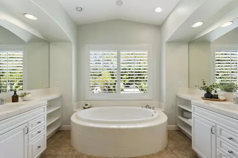 Bath - 7312 Binnacle Dr, Carlsbad, CA 92011 photo 3 of 5
