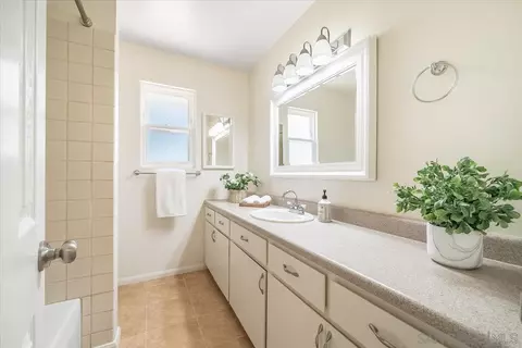 Bath - 2650 Sunset Hls, Escondido, CA 92025 photo 1 of 2
