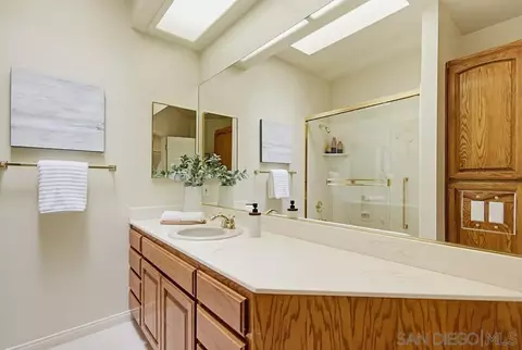 Bath - 17844 Joyas Ct, Poway, CA 92064 photo 2 of 7