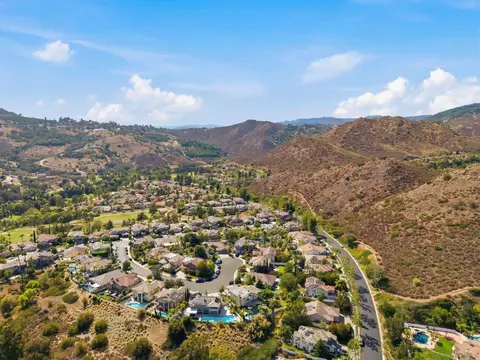 View/Area - 3159 Willow Crk, Escondido, CA 92027 photo 9 of 12