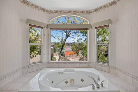 Bath - 15546 Calistoga Dr, Ramona, CA 92065 photo 3 of 3