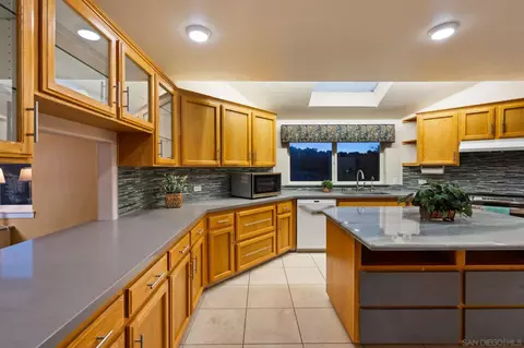 Kitchen - 16997 Sky Valley Dr, Ramona, CA 92065 photo 3 of 5