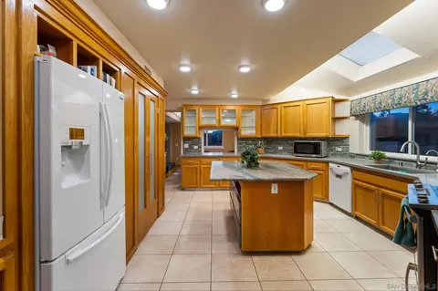 Kitchen - 16997 Sky Valley Dr, Ramona, CA 92065 photo 2 of 5
