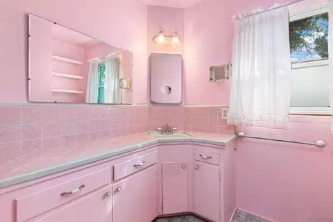 Bath - 2439 Patterson Rd, Escondido, CA 92027 photo 2 of 4