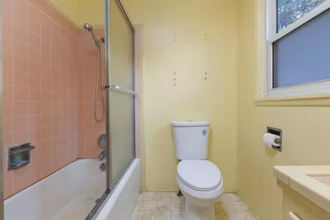 Bath - 2439 Patterson Rd, Escondido, CA 92027 photo 4 of 4