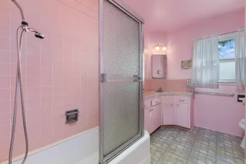 Bath - 2439 Patterson Rd, Escondido, CA 92027 photo 1 of 4