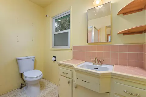 Bath - 2439 Patterson Rd, Escondido, CA 92027 photo 3 of 4