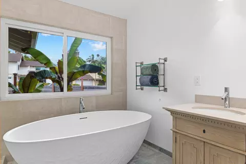 Bath - 714 Piedras Oro Calle, Encinitas, CA 92024 photo 3 of 9