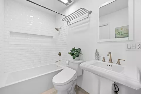 Bath - 714 Piedras Oro Calle, Encinitas, CA 92024 photo 5 of 9