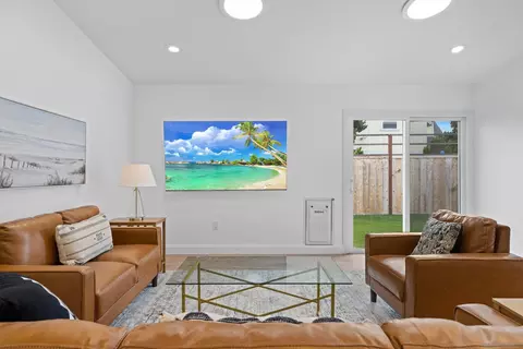 Living - 714 Piedras Oro Calle, Encinitas, CA 92024 photo 2 of 2