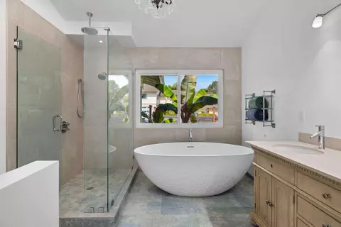 Bath - 714 Piedras Oro Calle, Encinitas, CA 92024 photo 1 of 9