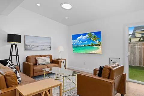 Living - 714 Piedras Oro Calle, Encinitas, CA 92024 photo 1 of 2