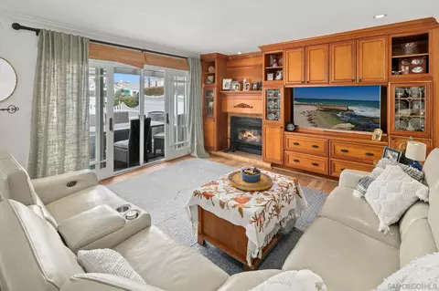 Living - 649 I Ave, Coronado, CA 92118 photo 3 of 4