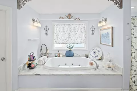 Bath - 649 I Ave, Coronado, CA 92118 photo 3 of 4