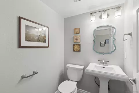 Bath - 981 N Vulcan Ave #7, Encinitas, CA 92024 photo 1 of 2