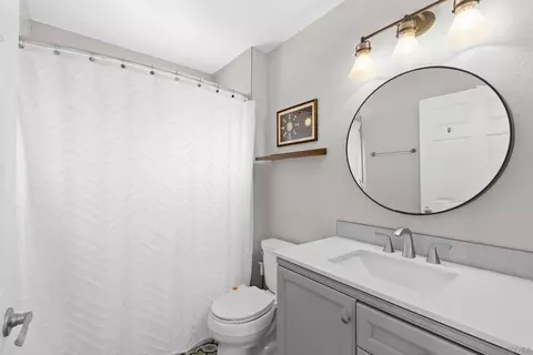 Bath - 981 N Vulcan Ave #7, Encinitas, CA 92024 photo 2 of 2