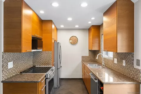 Kitchen - 981 N Vulcan Ave #7, Encinitas, CA 92024 photo 1 of 3