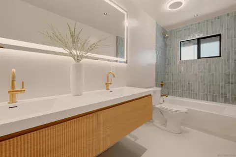 Bath - 4222 Helix Del Sur, La Mesa, CA 91941 photo 6 of 8