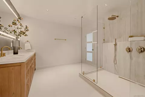Bath - 4222 Helix Del Sur, La Mesa, CA 91941 photo 3 of 8
