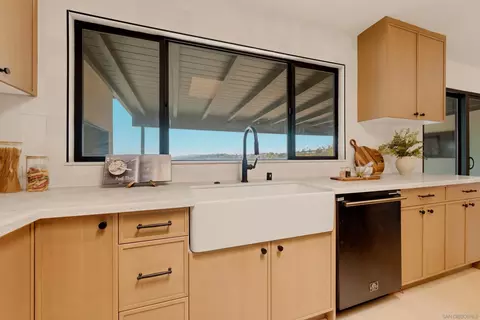 Kitchen - 4222 Helix Del Sur, La Mesa, CA 91941 photo 4 of 5