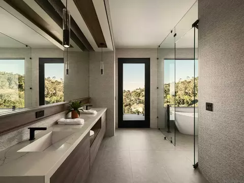 Bath - 6627 Muirlands Dr, La Jolla, CA 92037 photo 3 of 5