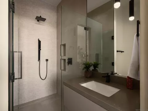 Bath - 6627 Muirlands Dr, La Jolla, CA 92037 photo 5 of 5