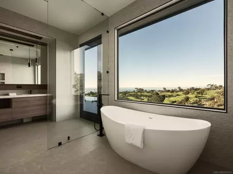 Bath - 6627 Muirlands Dr, La Jolla, CA 92037 photo 4 of 5