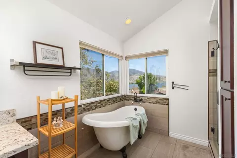 Bath - 10035 Verbena Ln, Spring Valley, CA 91977 photo 2 of 4