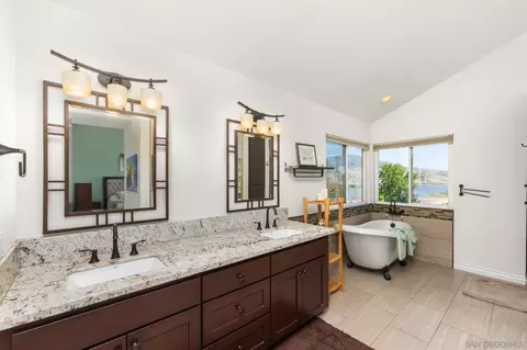 Bath - 10035 Verbena Ln, Spring Valley, CA 91977 photo 1 of 4