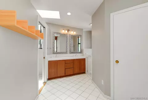 Bath - 1506 Park View Pl, Coronado, CA 92118 photo 1 of 3