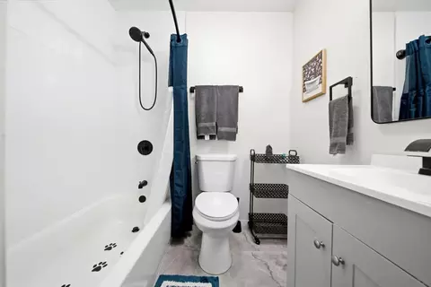 Bath - 817 Arboleda Rd, El Cajon, CA 92021 photo 1 of 4