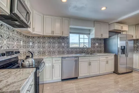 Kitchen - 45050 Camaron Rd, Temecula, CA 92590 photo 3 of 4
