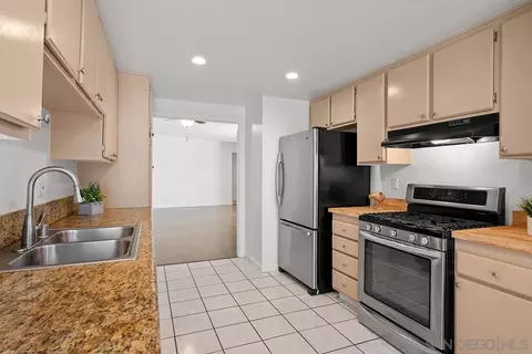 Kitchen - 2848 Glen Canyon Cir, Spring Valley, CA 91977 photo 3 of 5