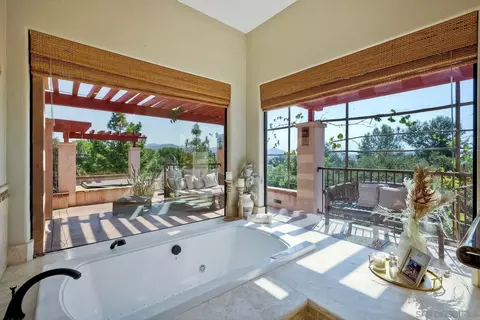 Bath - 2736 Via Chinarros, Alpine, CA 91901 photo 2 of 5