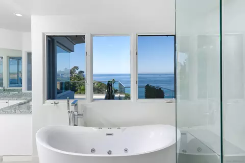 Bath - 7825 Prospect Pl, La Jolla, CA 92037 photo 1 of 3