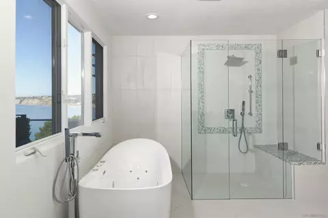 Bath - 7825 Prospect Pl, La Jolla, CA 92037 photo 3 of 3