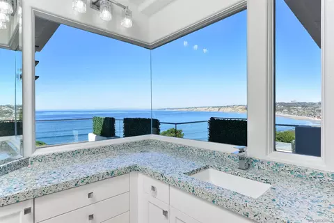Bath - 7825 Prospect Pl, La Jolla, CA 92037 photo 2 of 3