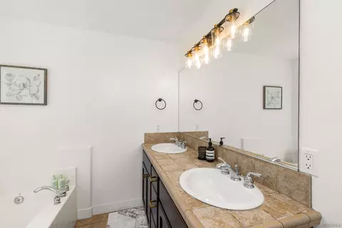 Bath - 12312 Sunbrite Ln, Lakeside, CA 92040 photo 2 of 4