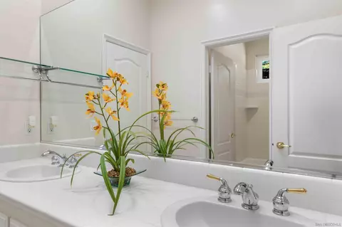 Bath - 1473 Singletree Pl, Fallbrook, CA 92028 photo 2 of 5