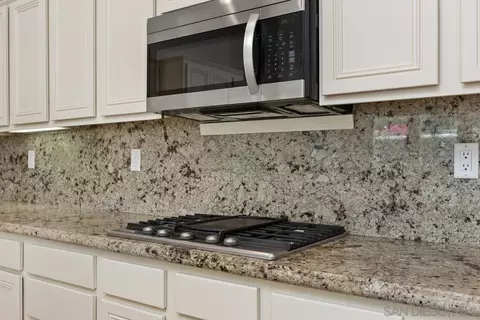 Kitchen - 672 Inverlochy Dr, Fallbrook, CA 92028 photo 4 of 6