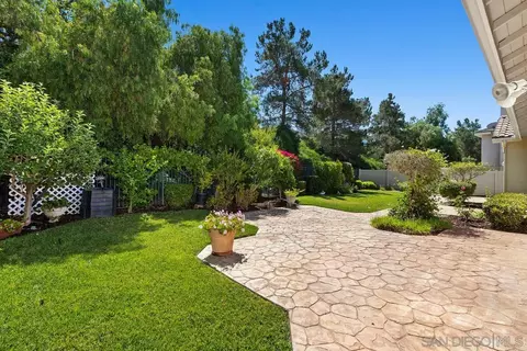 Exterior - 672 Inverlochy Dr, Fallbrook, CA 92028 photo 4 of 8