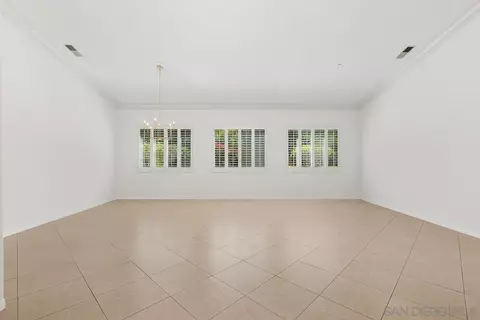 Living - 672 Inverlochy Dr, Fallbrook, CA 92028 photo 2 of 9