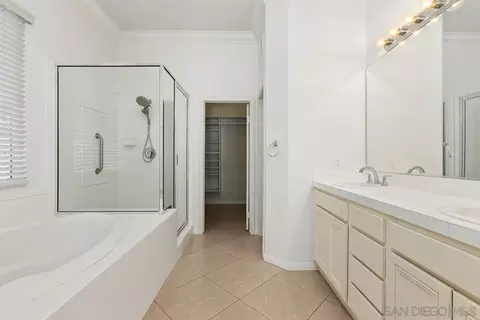 Bath - 672 Inverlochy Dr, Fallbrook, CA 92028 photo 2 of 4