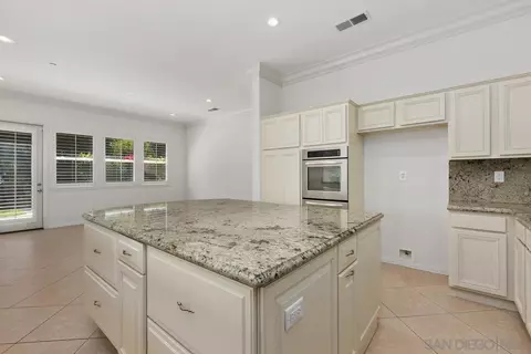 Kitchen - 672 Inverlochy Dr, Fallbrook, CA 92028 photo 6 of 6