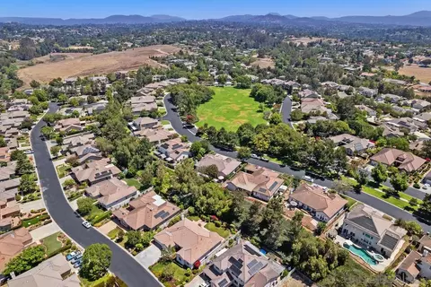 View/Area - 672 Inverlochy Dr, Fallbrook, CA 92028 photo 4 of 5