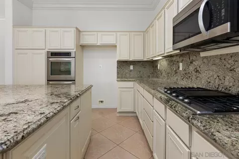 Kitchen - 672 Inverlochy Dr, Fallbrook, CA 92028 photo 5 of 6