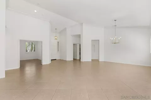 Living - 672 Inverlochy Dr, Fallbrook, CA 92028 photo 3 of 9