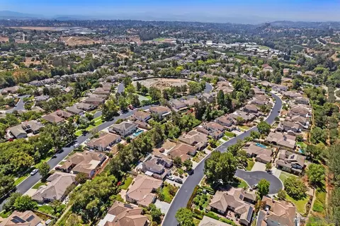 View/Area - 672 Inverlochy Dr, Fallbrook, CA 92028 photo 3 of 5
