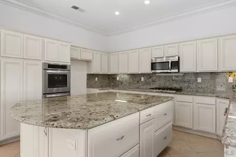 Kitchen - 672 Inverlochy Dr, Fallbrook, CA 92028 photo 2 of 6