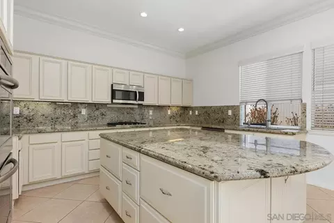Kitchen - 672 Inverlochy Dr, Fallbrook, CA 92028 photo 3 of 6